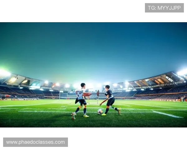 中国足球明星在绿茵场上展现风采与激情的精彩瞬间 中国足球明星在绿茵场上展现风采与激情的精彩瞬间