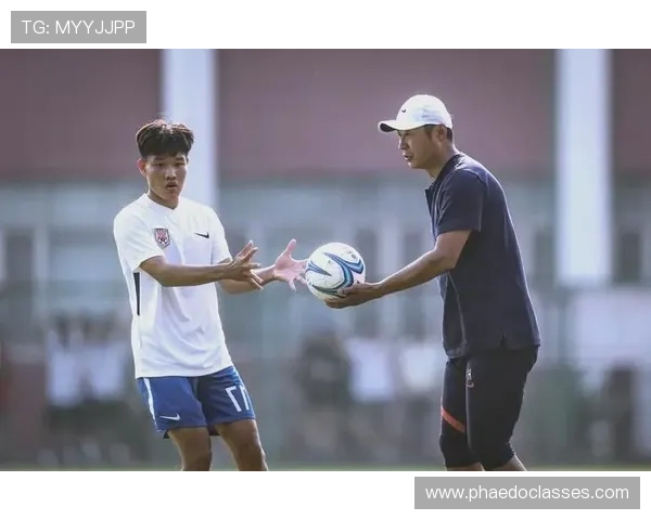 从绿茵场到教练席足球明星的转型之路与成功秘诀 从绿茵场到教练席足球明星的转型之路与成功秘诀