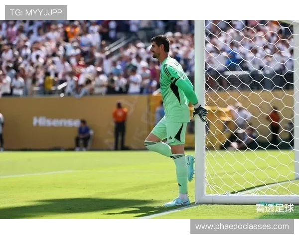 足球巨星化身街头路人挑战平凡生活引发热议