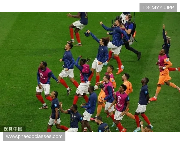 足球明星们的帅气合影瞬间展现球场魅力与友谊的完美结合 足球明星们的帅气合影瞬间展现球场魅力与友谊的完美结合