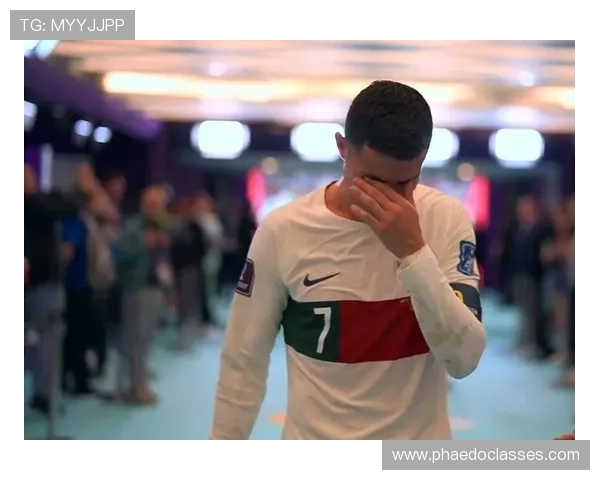 足球明星泪洒赛场瞬间展现脆弱与坚韧的真实情感 足球明星泪洒赛场瞬间展现脆弱与坚韧的真实情感