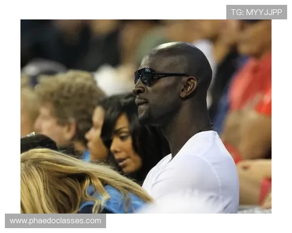 黑人足球明星与白人超模的浪漫故事揭示了跨文化爱情的魅力与挑战 黑人足球明星与白人超模的浪漫故事揭示了跨文化爱情的魅力与挑战